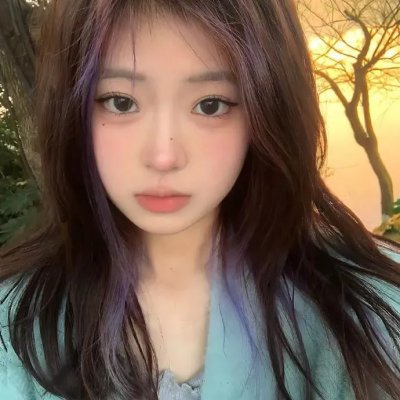 濠河边上的女人